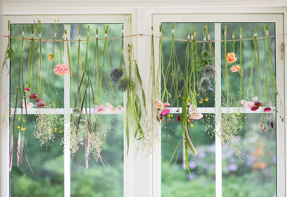 Så gör du en dekorativ blomstergardin 