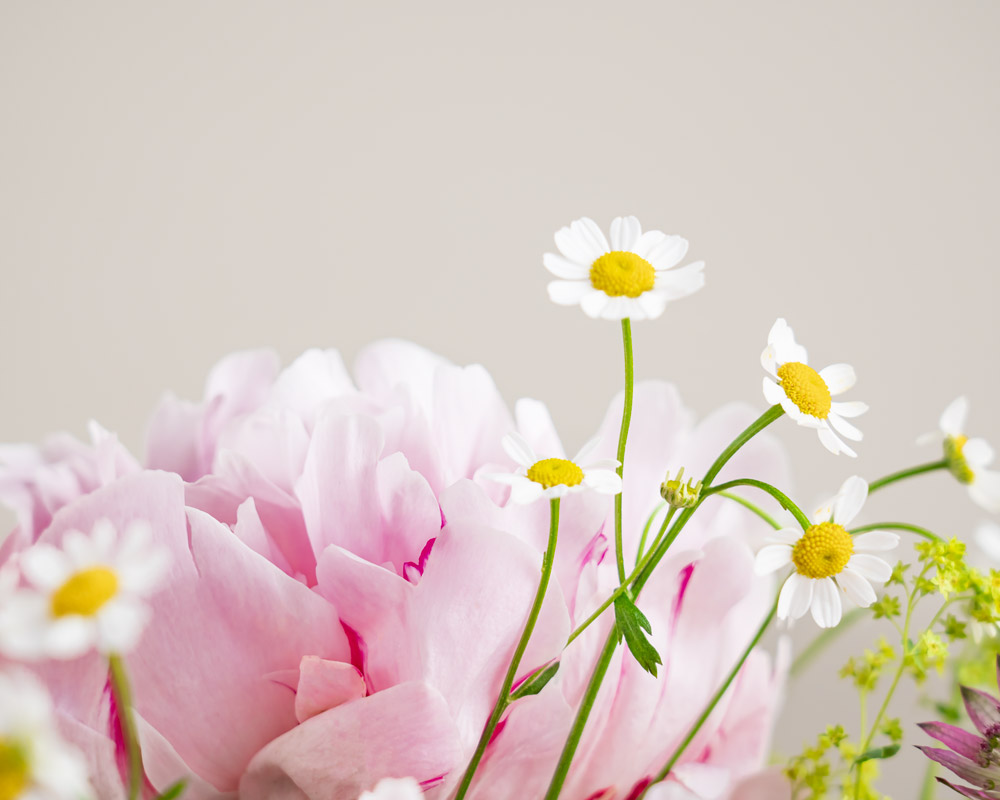 Brudbukett-Sommar-Pioner-Detalj-Bröllopsbukett-Interflora.jpg